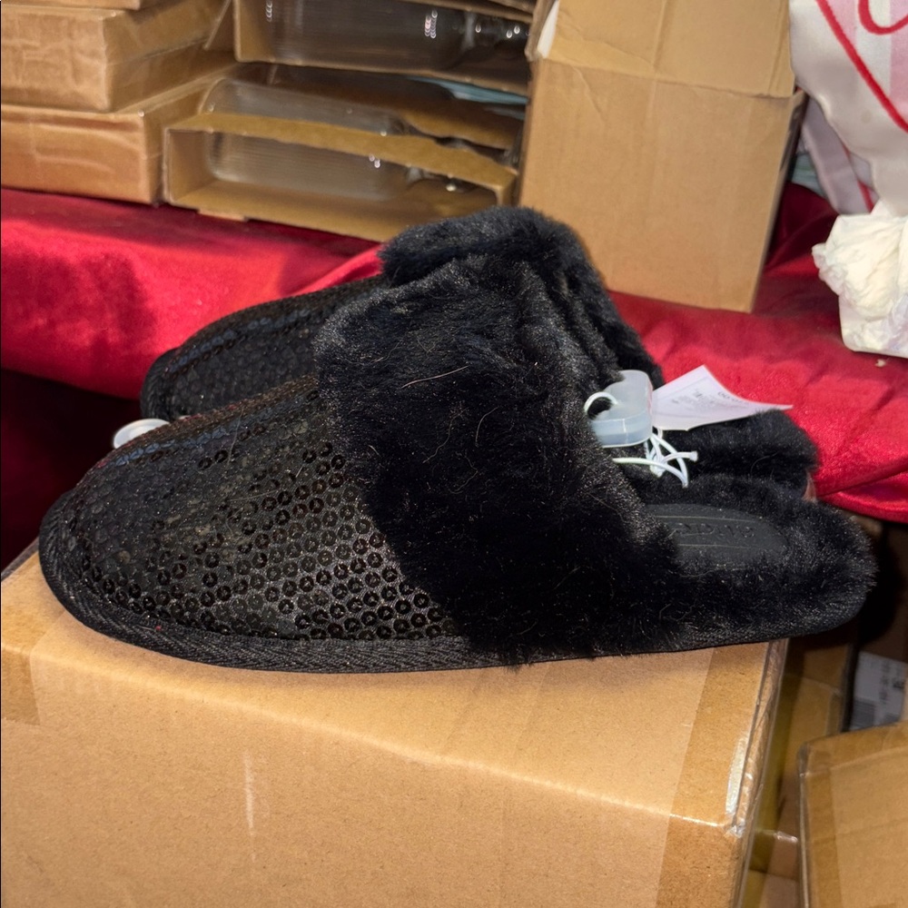 5/$10 New item… Auden Black Textured Faux Fur Slippers - Picture 3 of 3